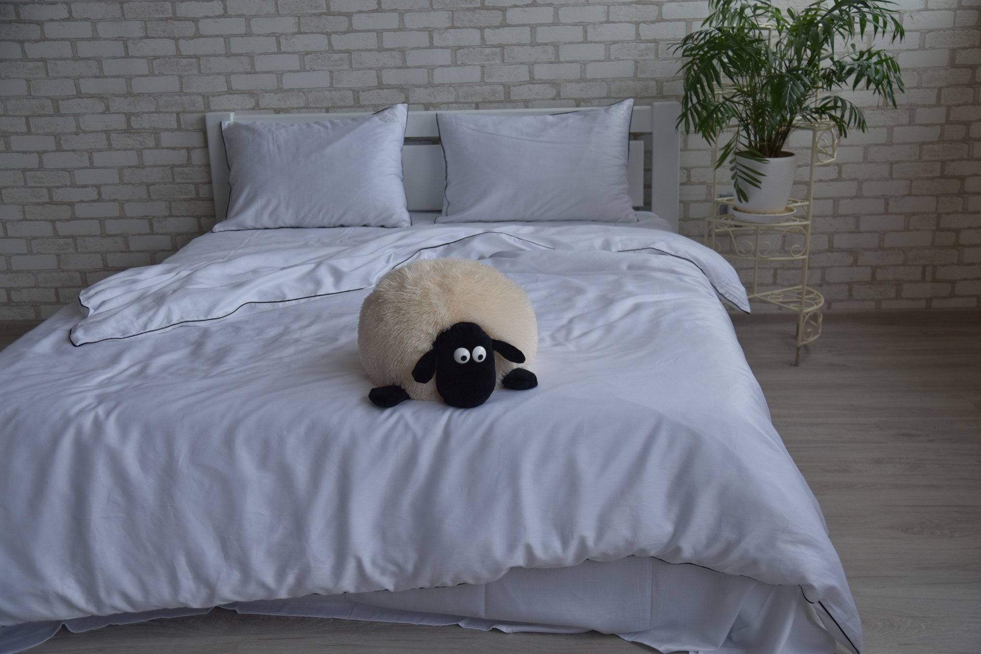 

Комплект постельного белья Dreamcat из Турецкого Сатина со стразами Жаклин Евро (наволочки 70х70)