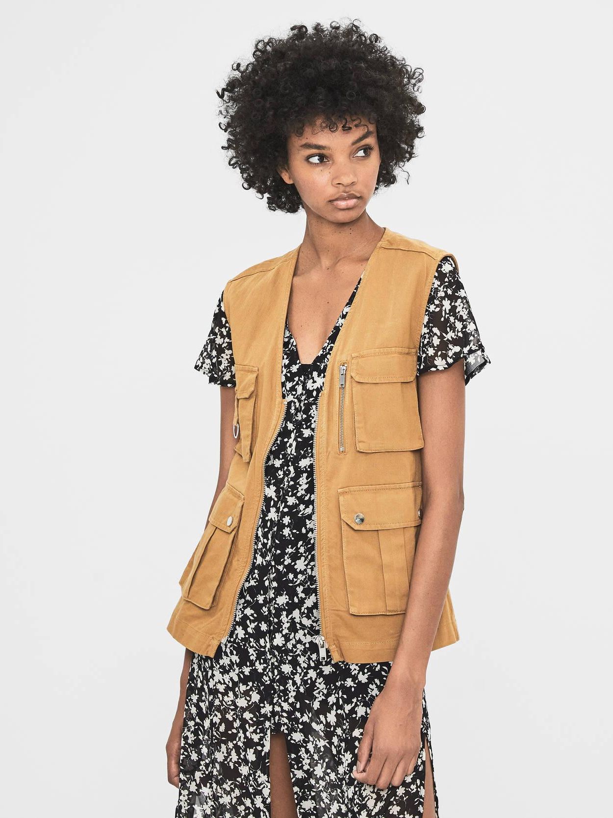 

Жилет джинсовый Bershka XAZ238681OVHN M-L Горчичный
