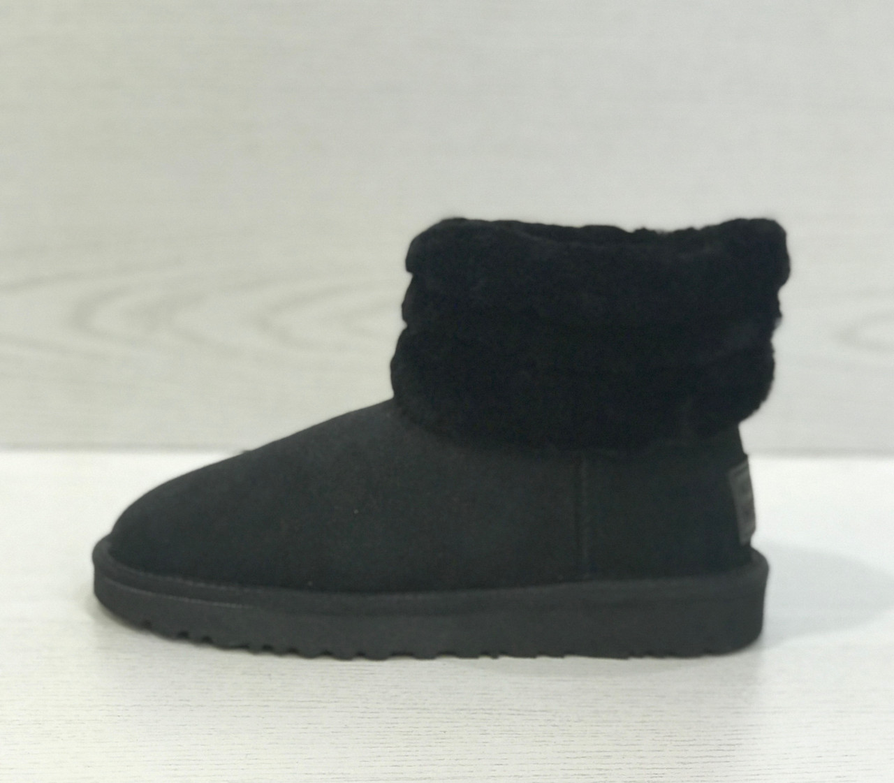 

Натуральні жіночі чорні замшеві уггі міні хутром на виворіт Australian Merino Classic Mini Black 37