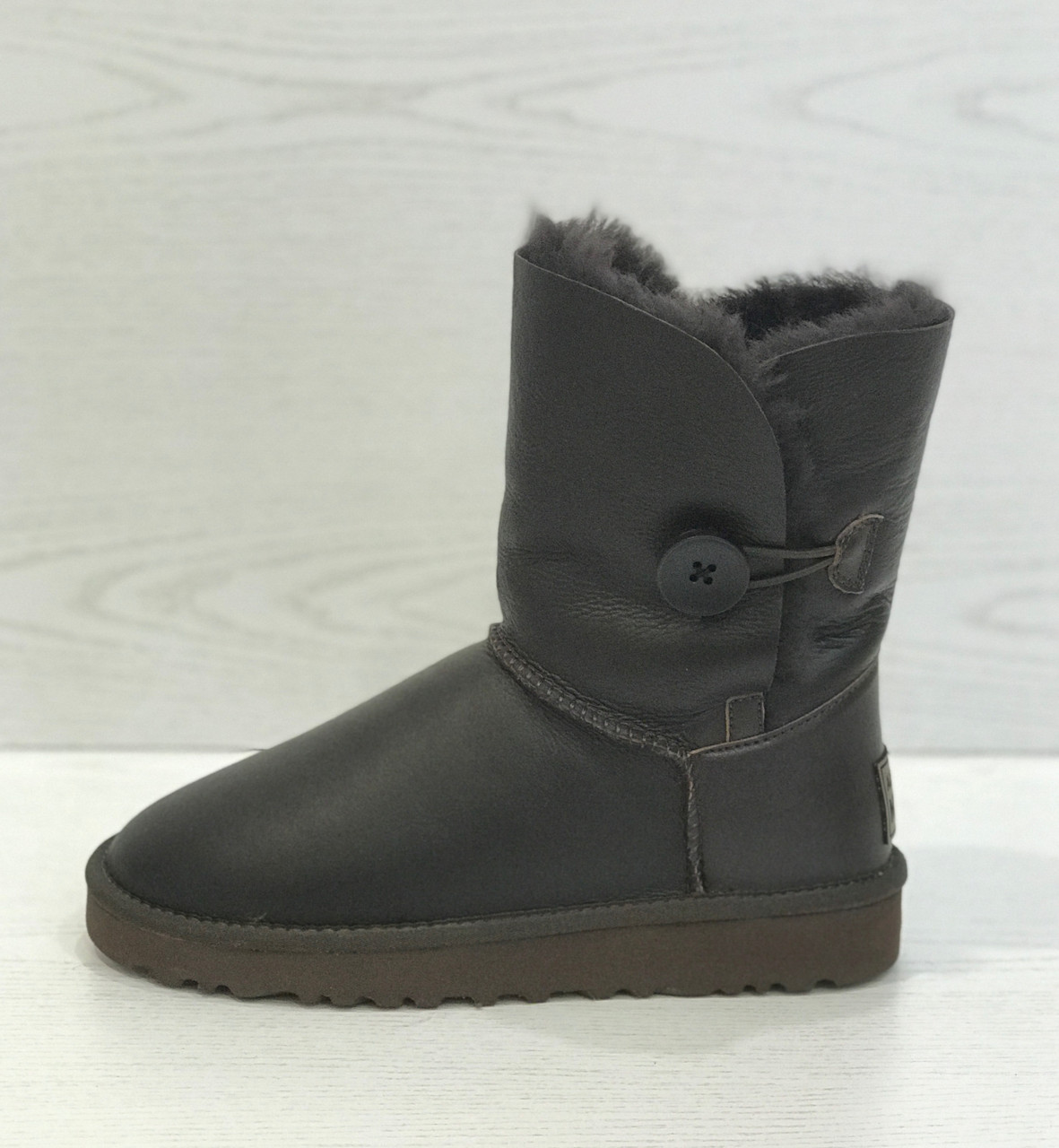 

Натуральні жіночі середні коричневі шкіряні уггі з гудзиком Australian Merino 37