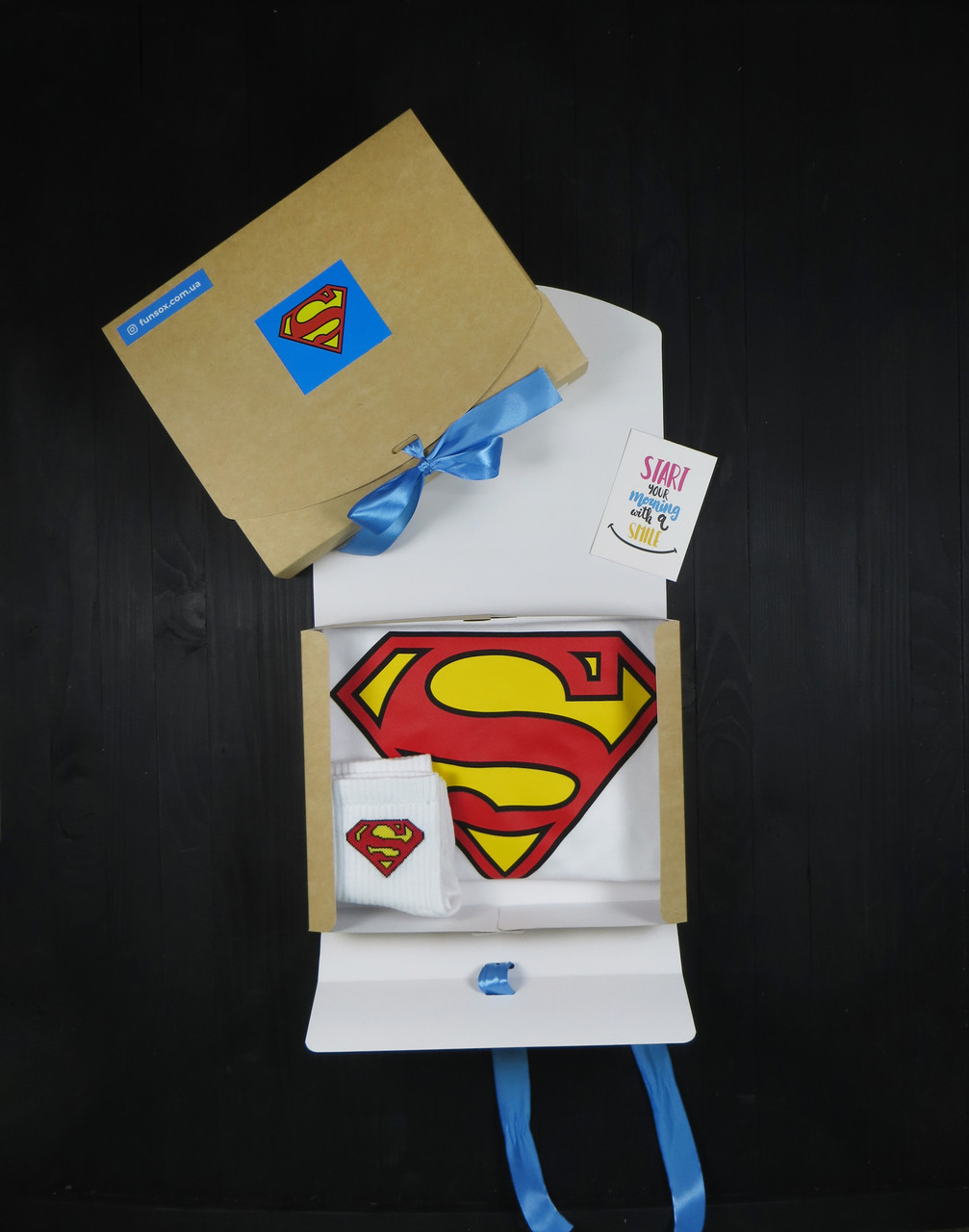 

Подарочный набор мужской. белая футболка с принтом "Superman", носки с принтом "Superman" Maybel  Box 7001 (2304, Подарочный набор мужской. белая футболка с принтом "Superman", носки с принтом "Superman" Maybel XL Box 7001 (2304)
