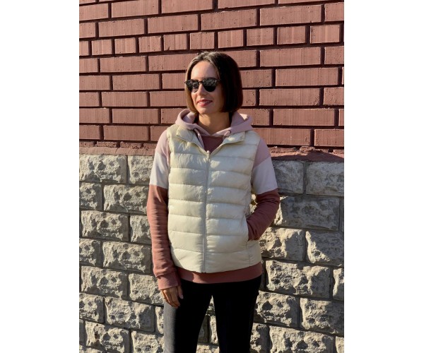 

Жилетка Uniqlo ультралегкая М светлая