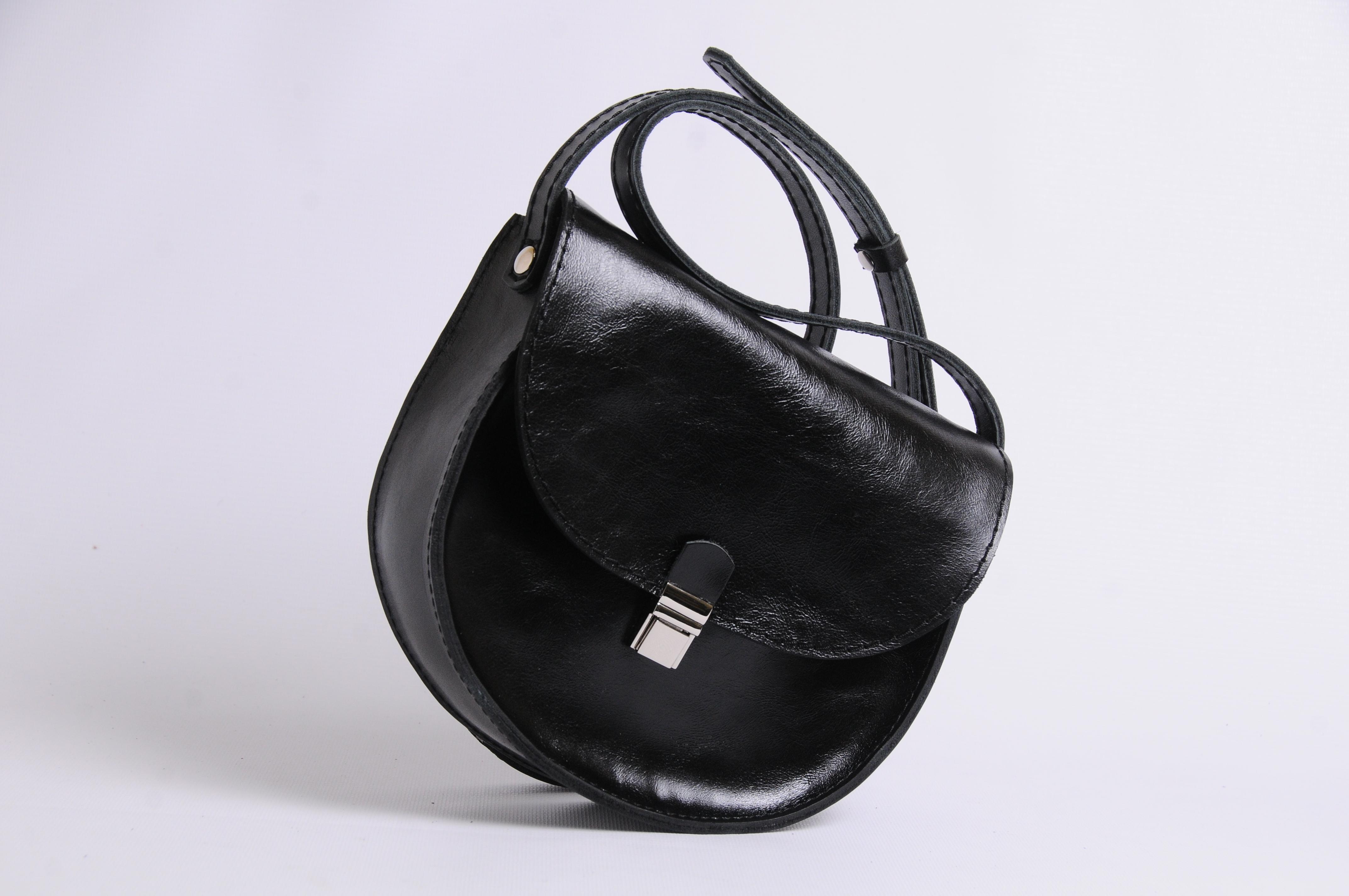

Женская кожаная сумка кросс боди "Mi-Mi" LVK, черная глянцевая (ММ-ЧА-02)