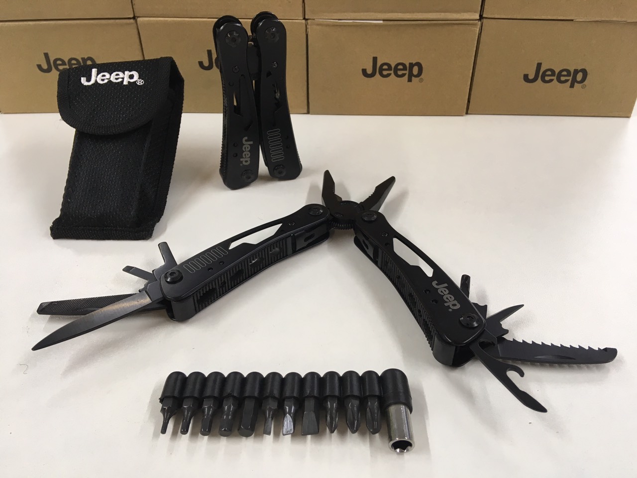 

Мультитул Jeep (плоскогубцы, отвертка, кусачки, нож) и набор бит Черный