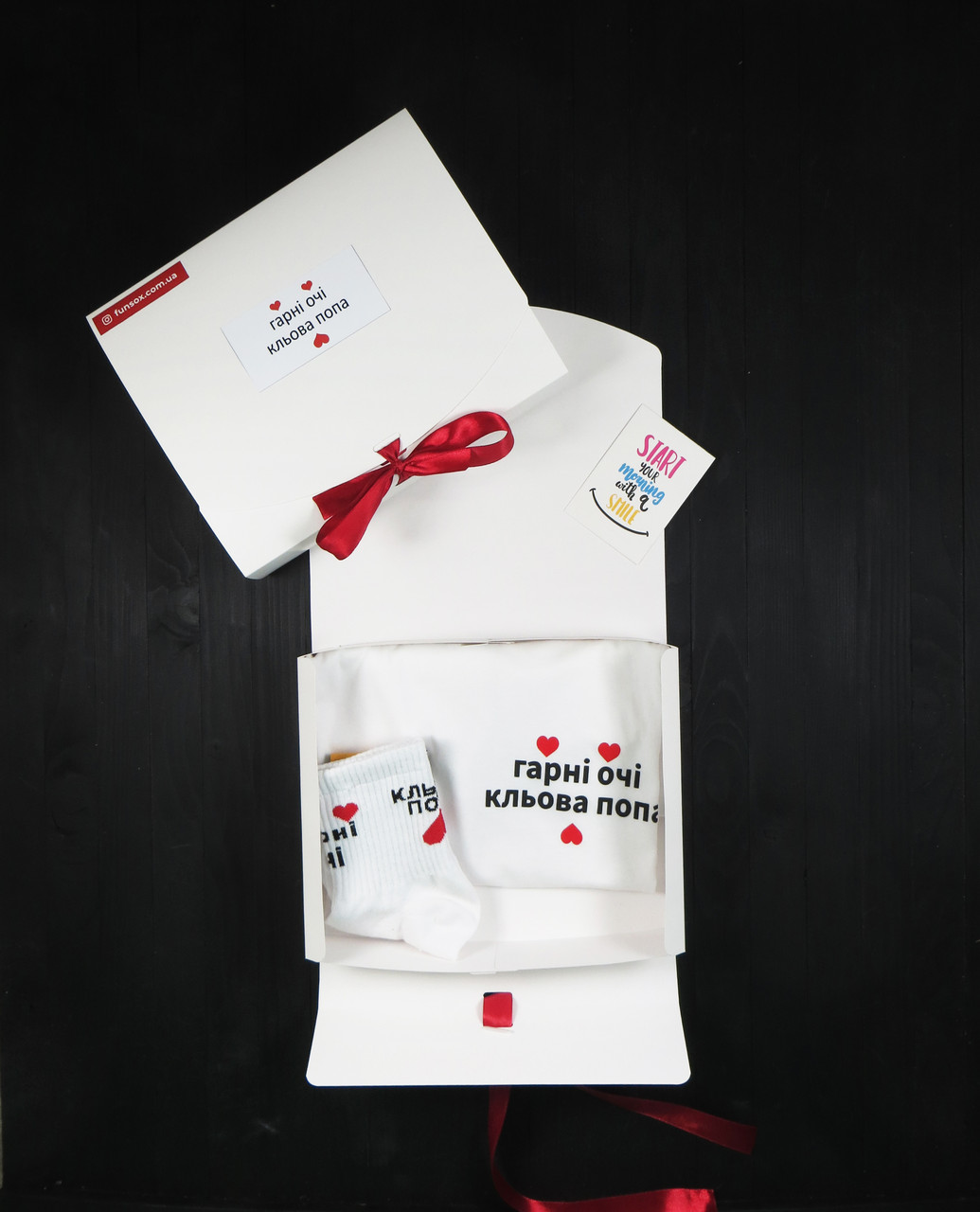 

Подарочный набор женский. белая футболка JHK T-Shirt с принтом "Гарні очі кльова попа", носки с принтом "Гарні очі кльова попа" Maybel  Box 8000 (2311, Подарочный набор женский. белая футболка JHK T-Shirt с принтом "Гарні очі кльова попа", носки с принтом