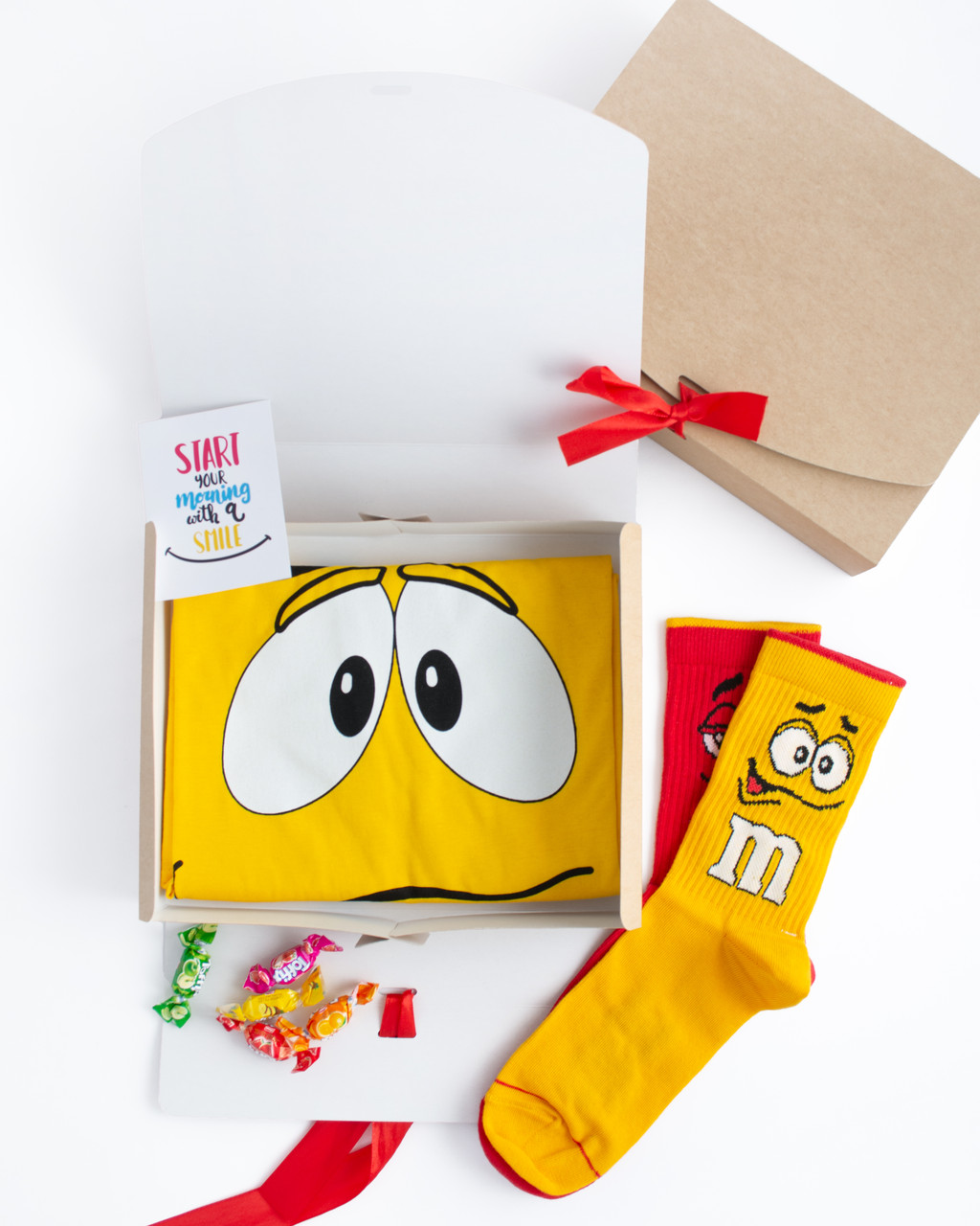 

Подарочный набор мужской. Футболка жёлтая с принтом "M&M's", носки с принтом "M&M's" Maybel  Box 5009, Подарочный набор мужской. Футболка жёлтая с принтом "M&M's", носки с принтом "M&M's" Maybel L Box 5009
