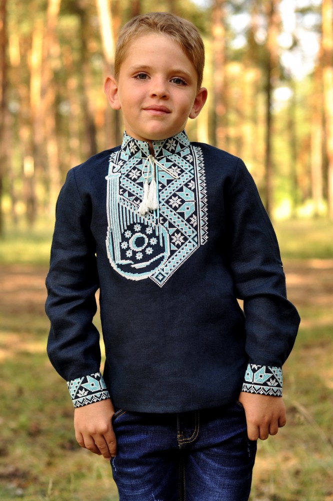 

Детская рубашка-вышиванка для мальчика из льна с воротником-стойкой и длинным рукавом Современные вышиванки 116 Темно-синяя с оригинальным орнаментом «Бандура» (ДМ23/2-293)