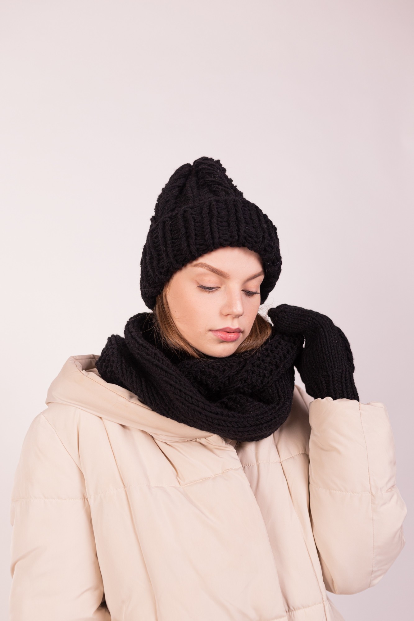 

Женский зимний комплект с объемным узором Hats_with_love 57 шапка снуд + рукавички Черный