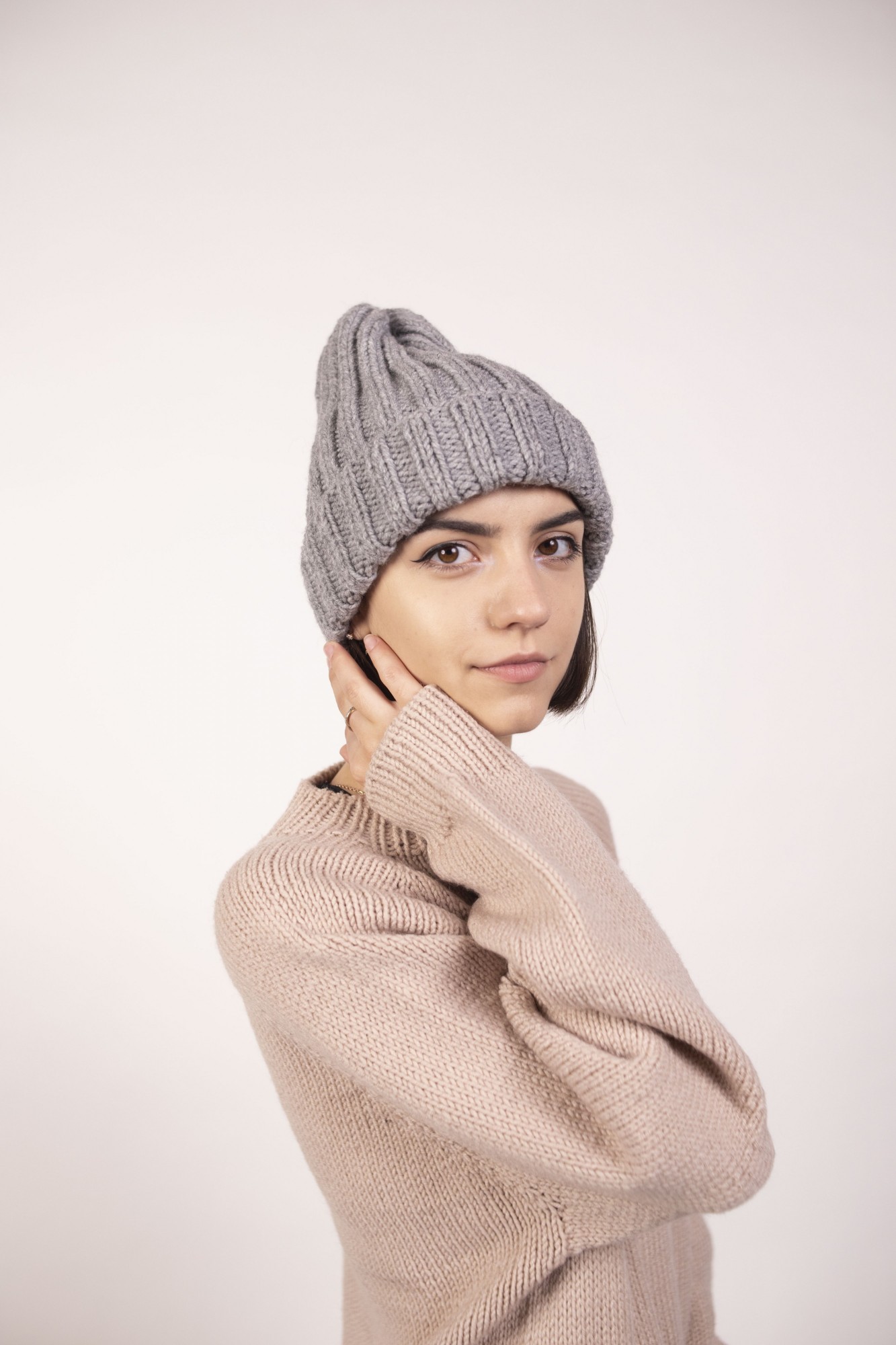 

Базовая шапка ручной работы под любой стиль Hats_with_love 56 Серая
