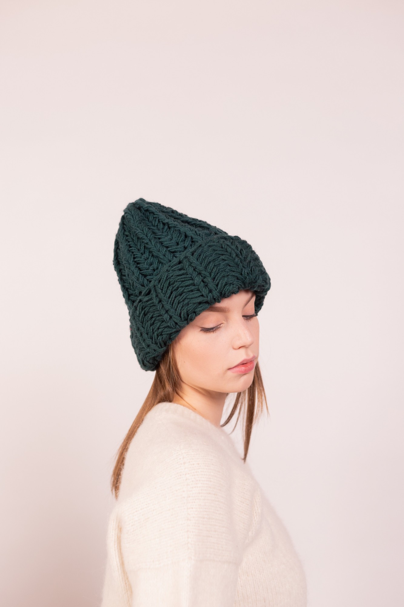 

Шапка женская крупной вязки Hats_with_love 57 Изумрудная