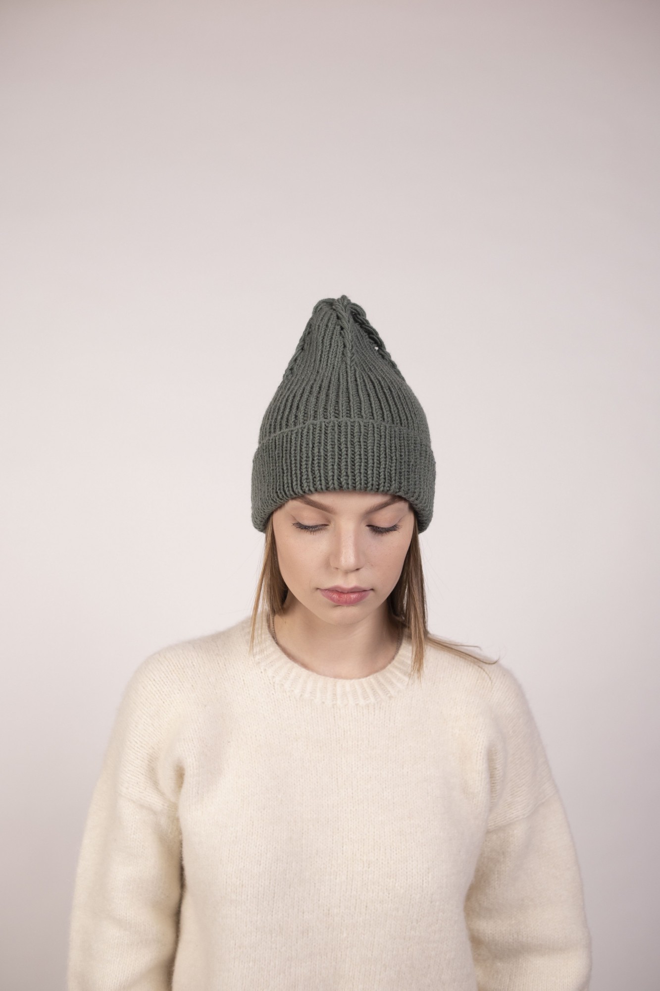 

Уютная шапка с объемными косичками на макушке ручной работы Hats_with_love 58 Фисташковая