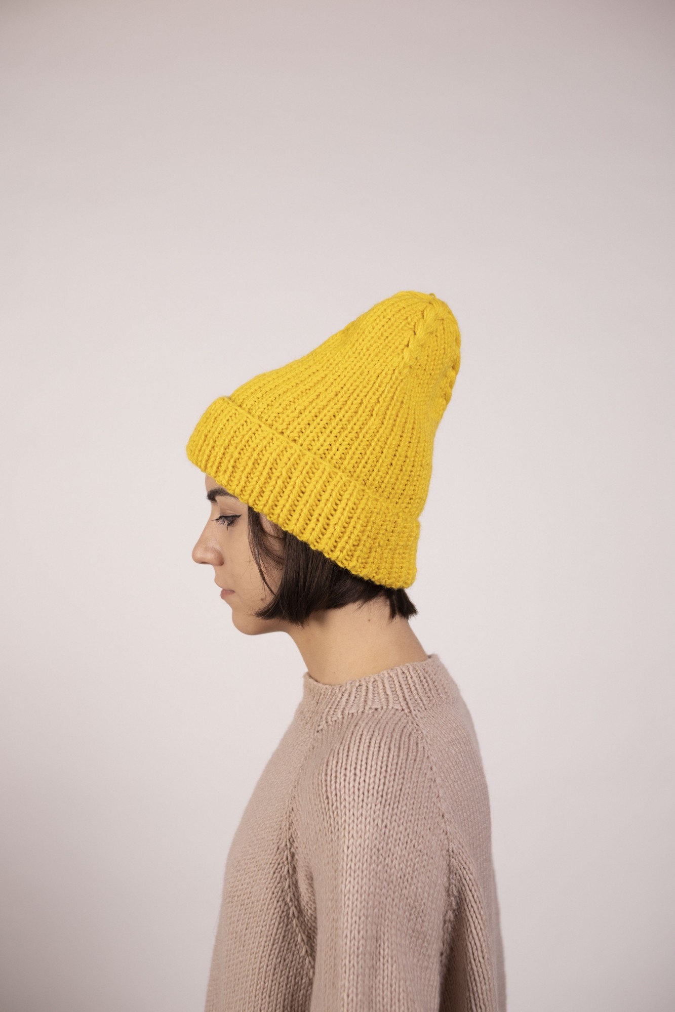

Уютная шапка с объемными косичками на макушке ручной работы Hats_with_love 58 Желтая