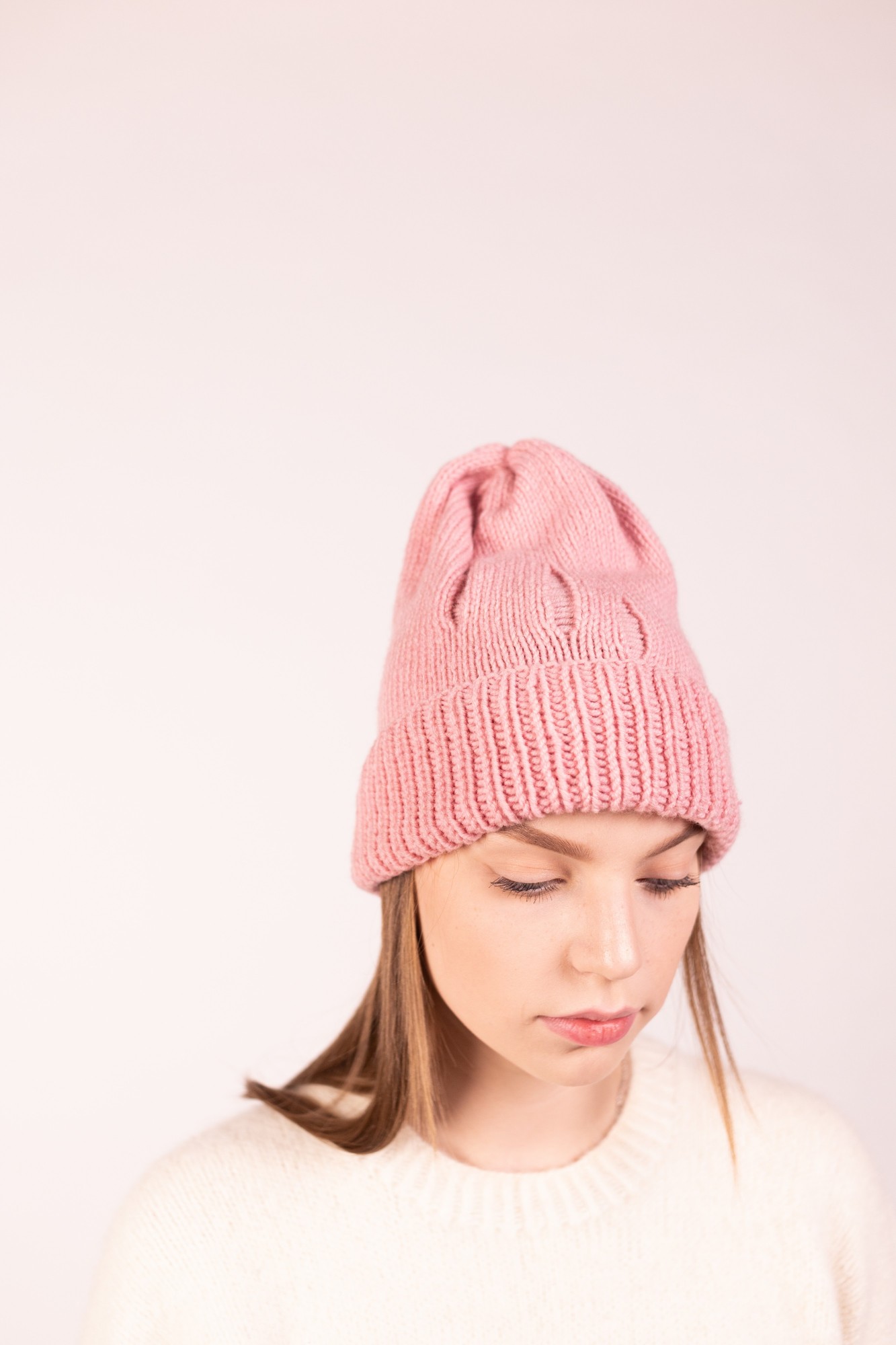 

Шапка ручной работы с декоративными дырками Hats_with_love 58 Розовая