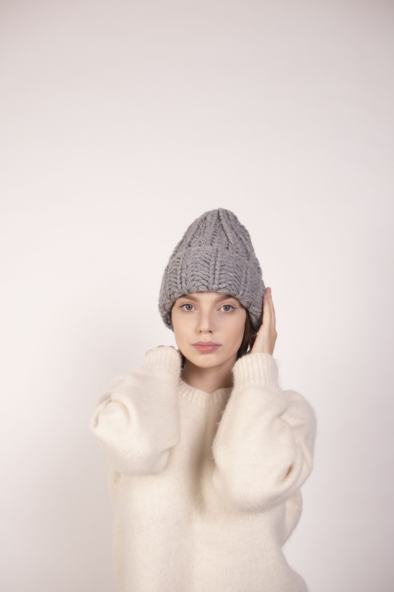 

Шапка женская крупной вязки Hats_with_love 57 Серая
