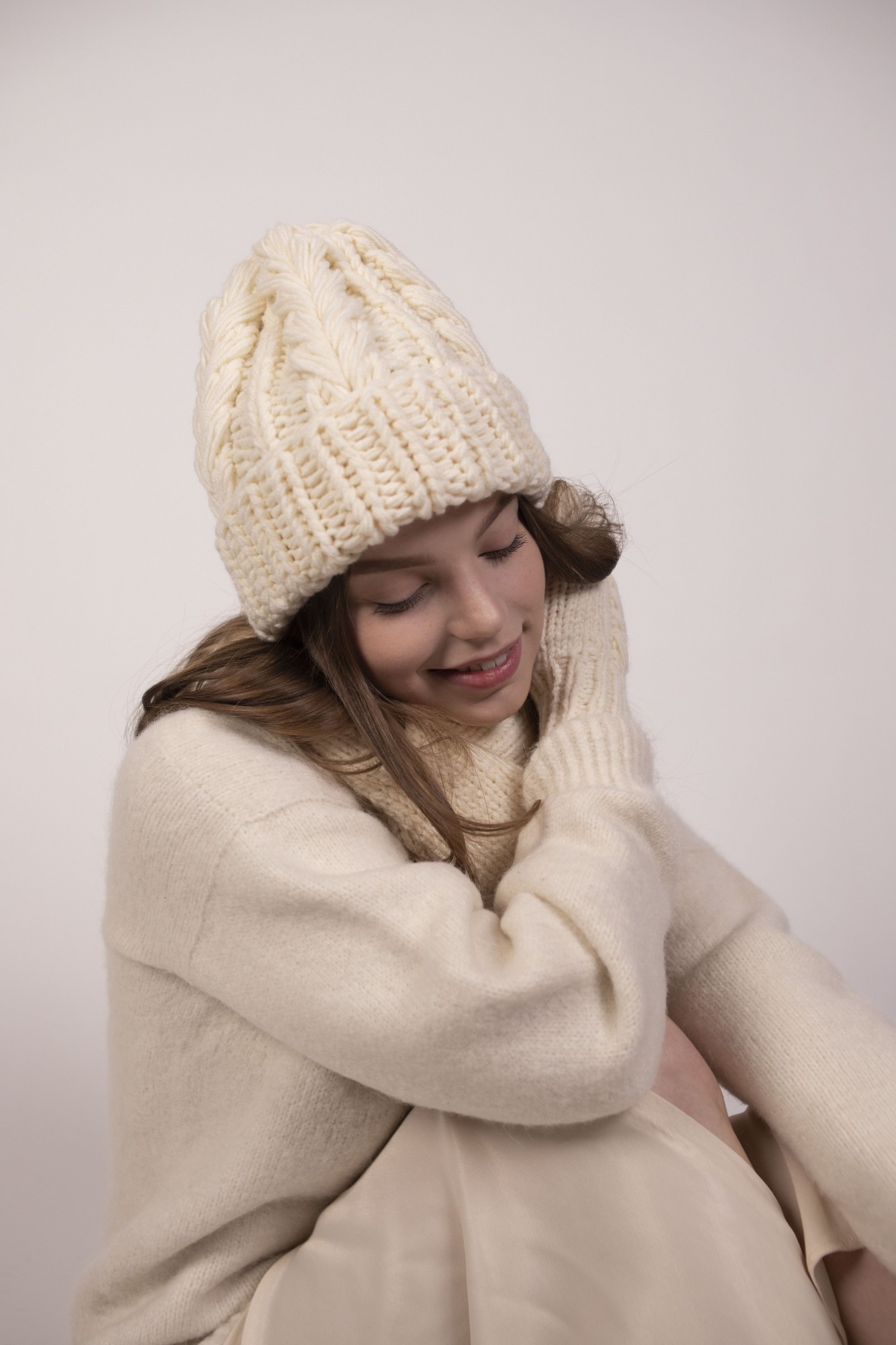 

Шапка ручной работы с объемными колосками Hats_with_love 59 Молочная