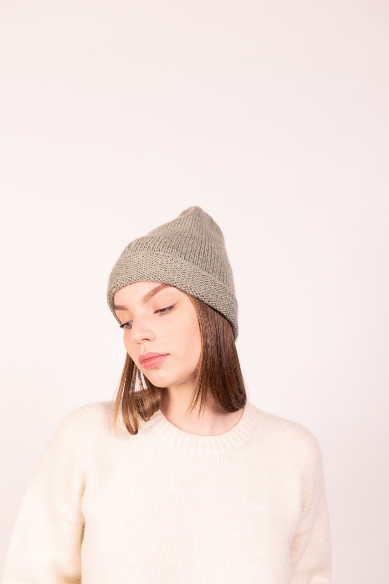 

Шапка ручной работы с декоративными дырками Hats_with_love 54 Фисташковая
