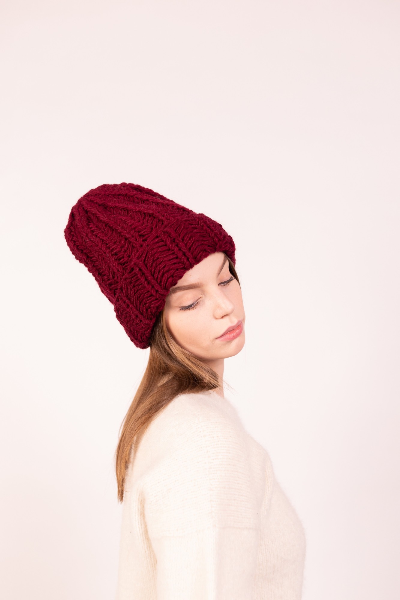 

Шапка женская крупной вязки Hats_with_love 56 Бордовая