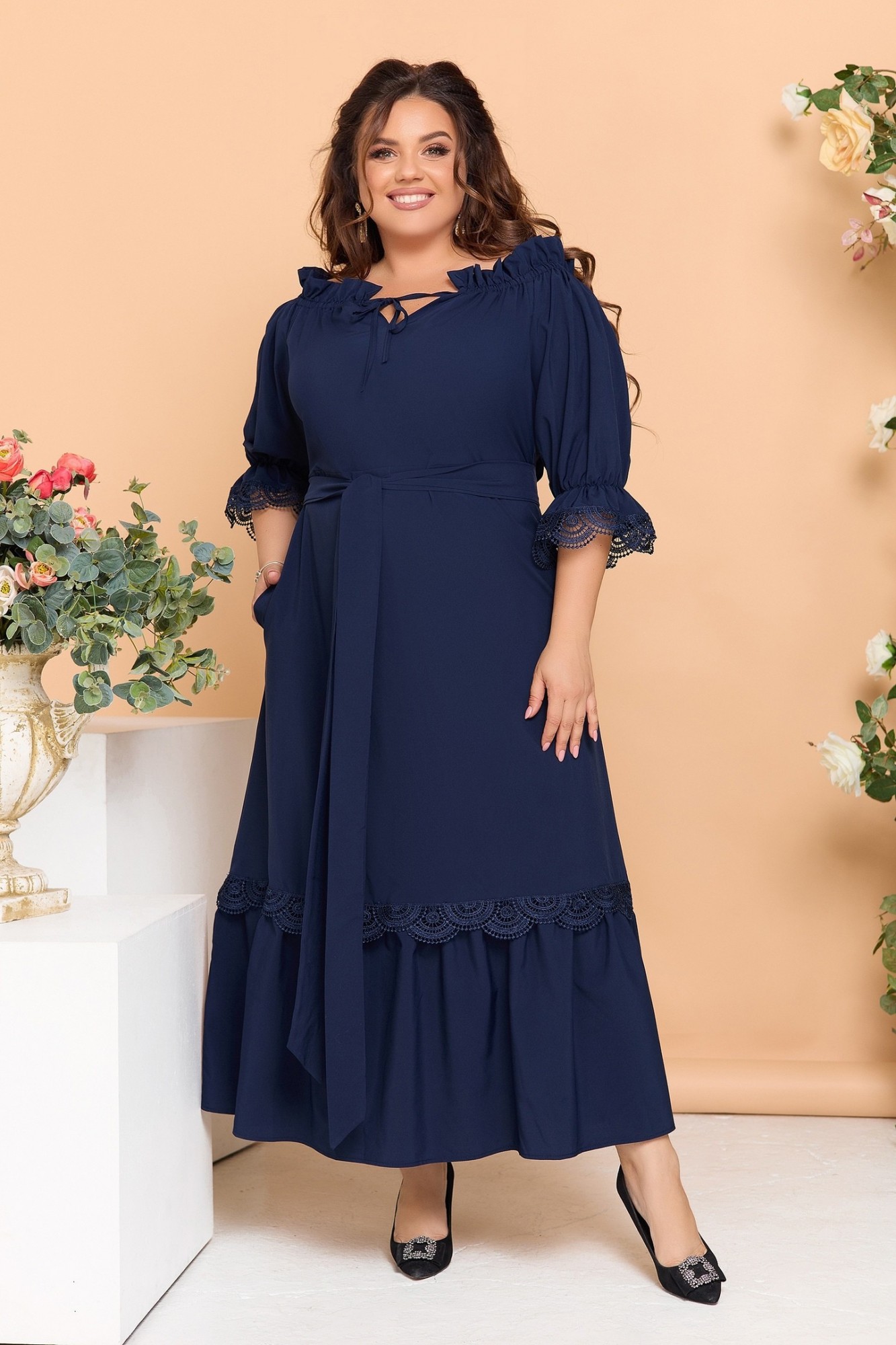 

Нарядное женское длинное платье открытые плечи низ рюши отделка кружево Miss Podium Синий, Нарядное женское длинное платье открытые плечи низ рюши отделка кружево Miss Podium Синий 64-66