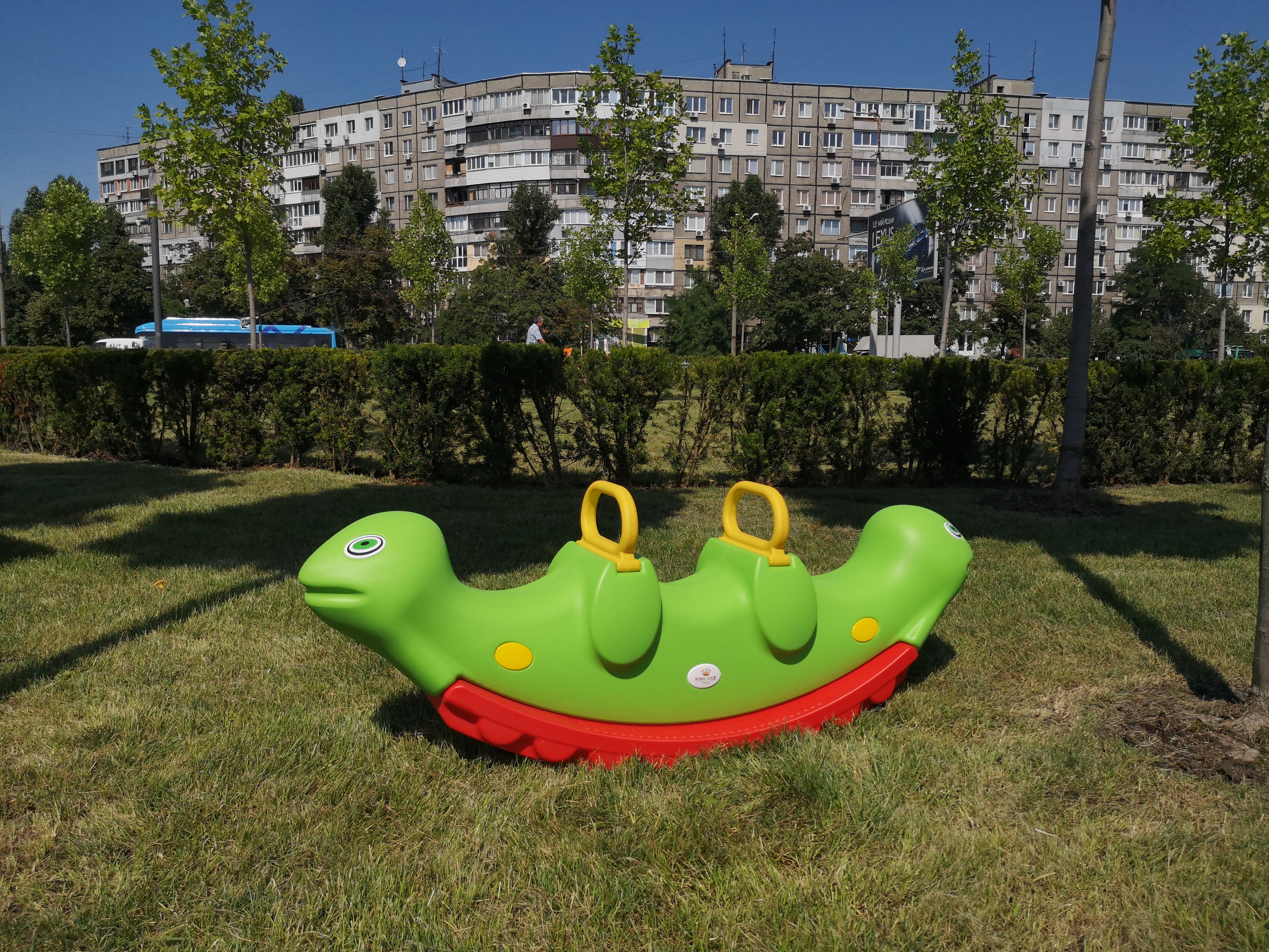 

Качалка-гусеница KING KIDS (9030 S) имеет 3 посадочных места зелёная для детей возрастом от 1 года