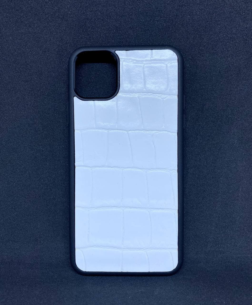 

Чехол CaZe для iPhone 11 Pro Max с тиснением под крокодила белый крупная фактура