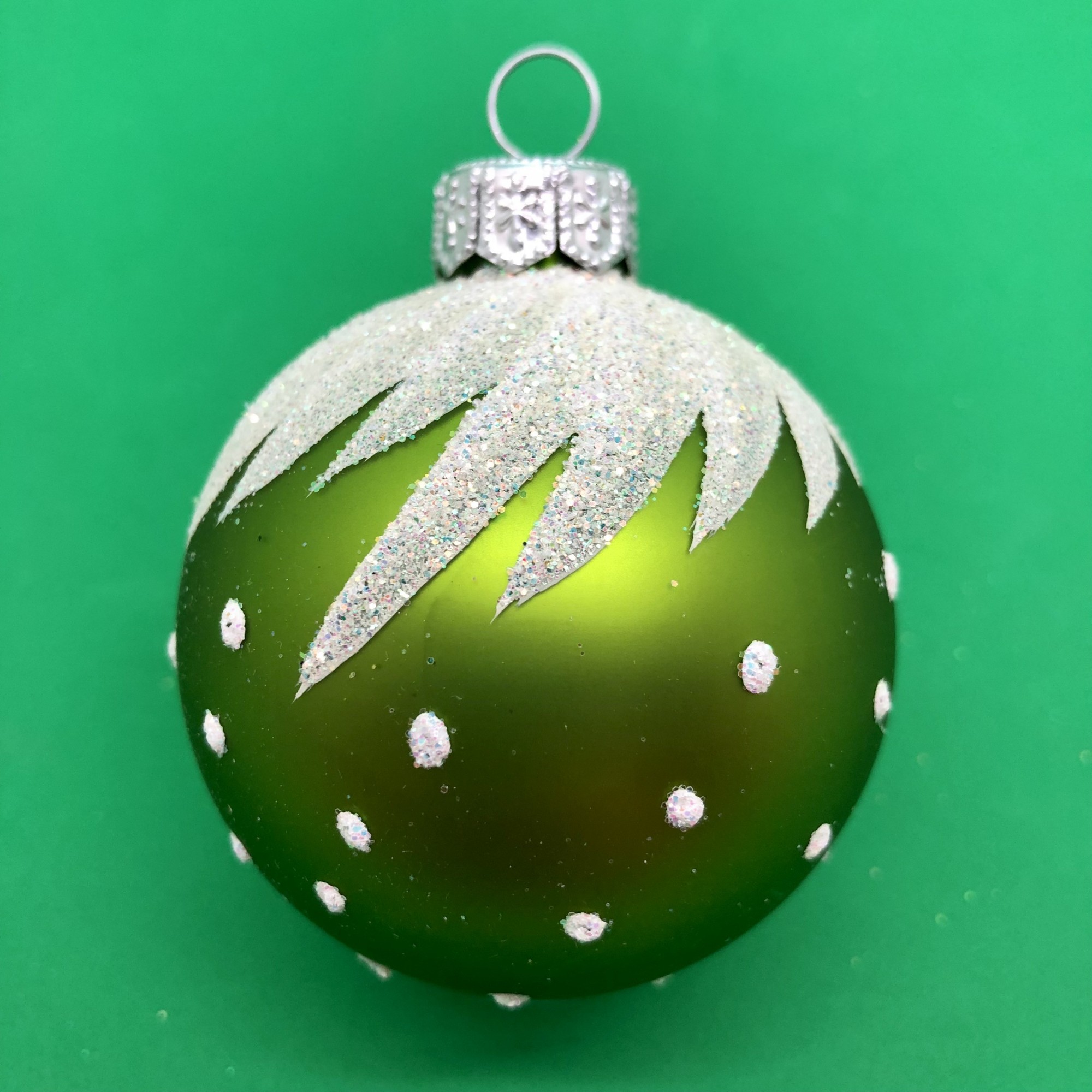 Стеклянный новогодний шар для декора ёлки Перо A60119M Зелёный – низкие ...