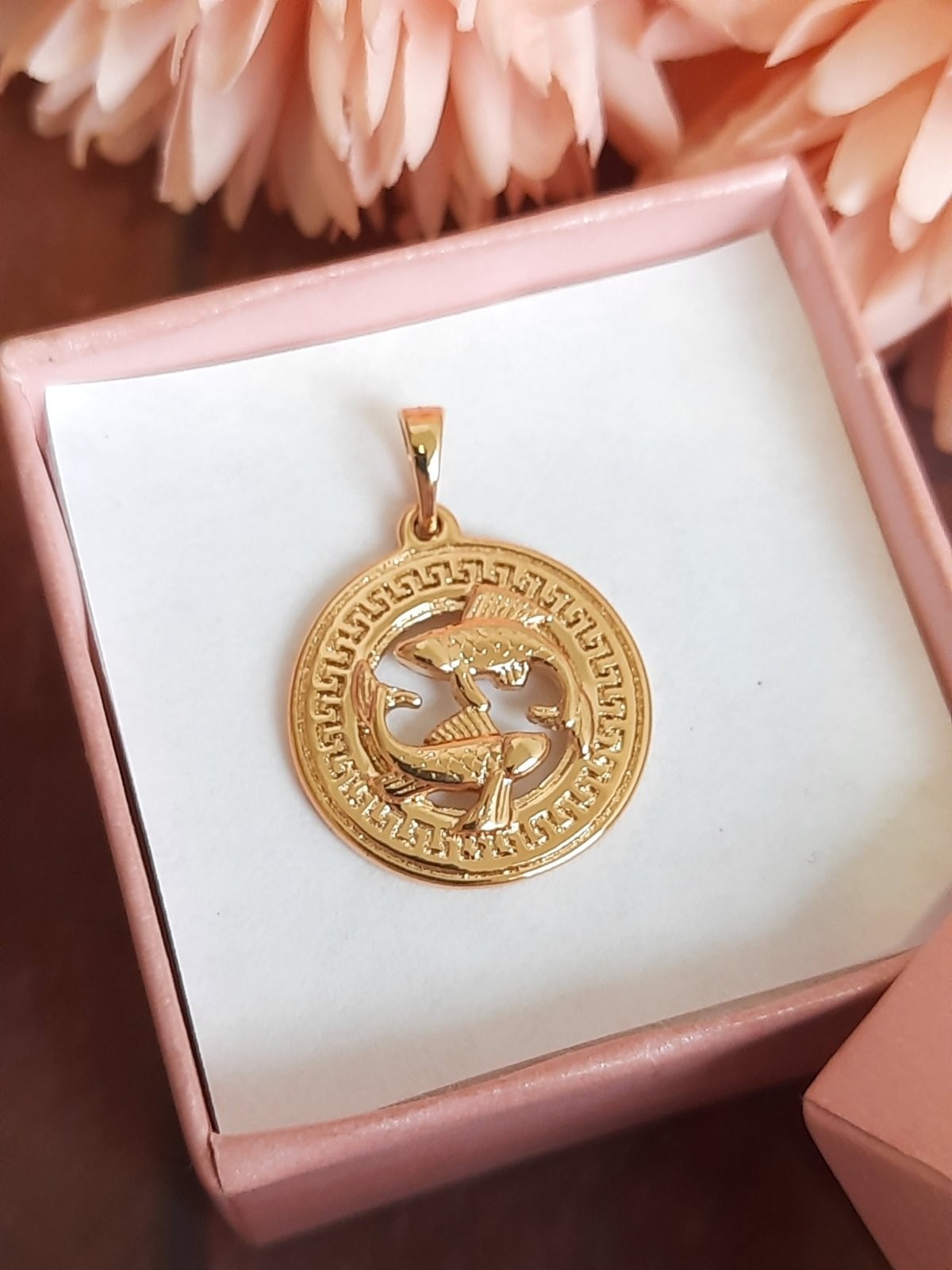 

Кулон Xuping Зодиак Рыба с греческим рисунком 2см Медицинское золото Позолота 18К