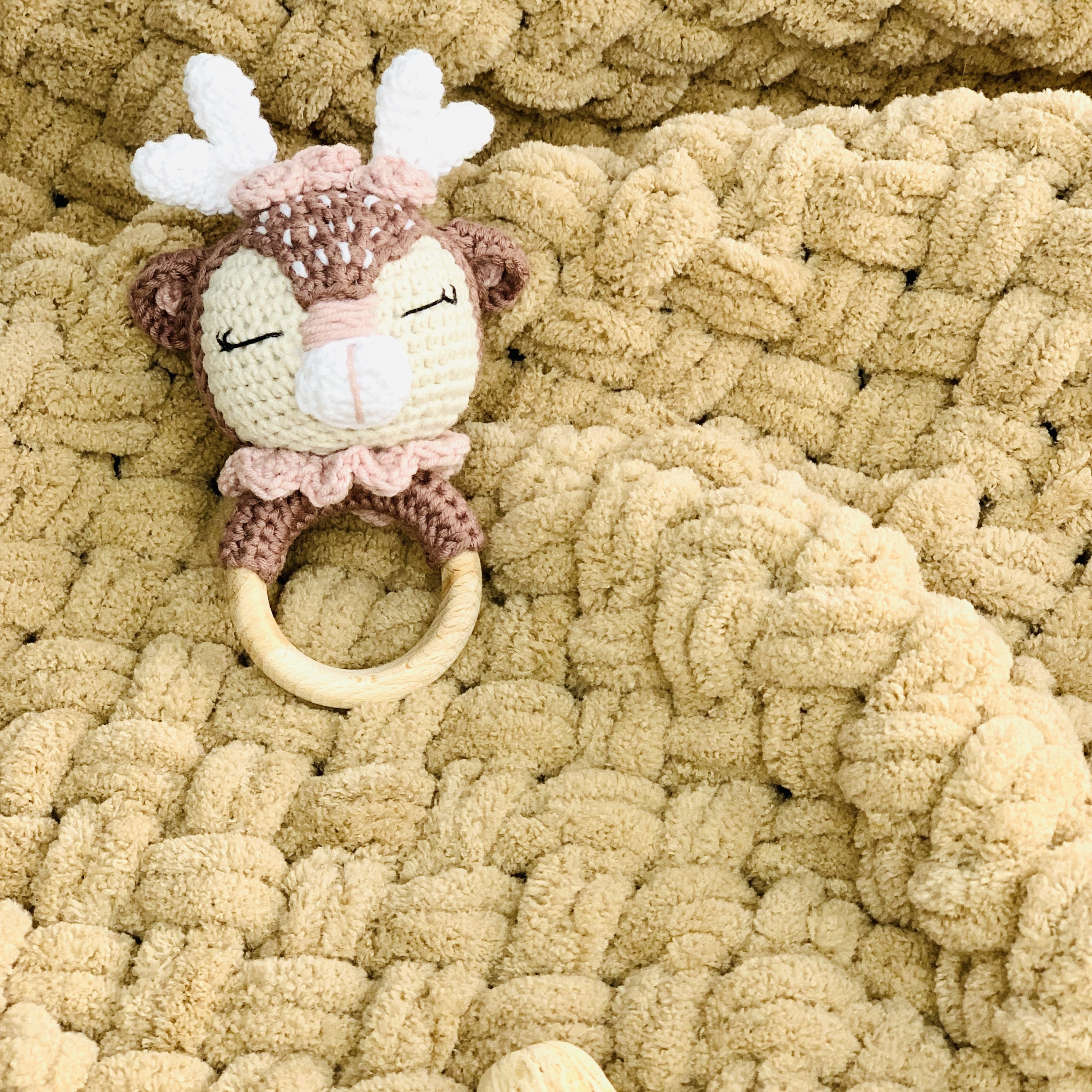 

Детский вязаный плед из плюшевой пряжи одеяло Lukoshkino ® ручная работа бежевый размер 80*80 см (PP-8-1)