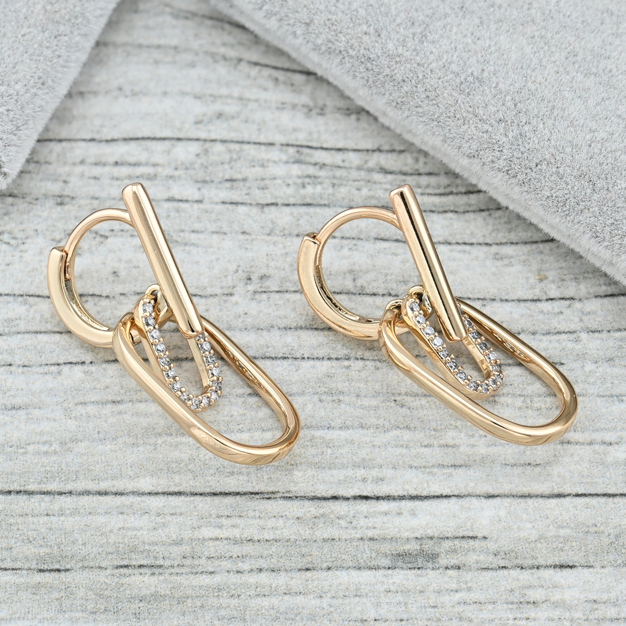 

Серьги Xuping 37302 размер 27х12 мм белые фианиты вес 3.4 г позолота 18К