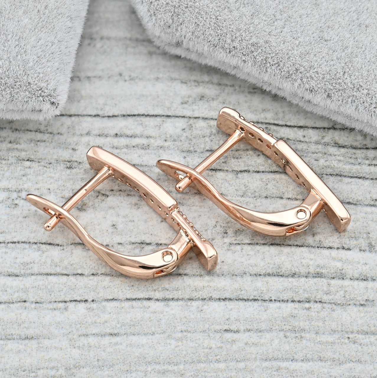 

Серьги Xuping 37260 размер 18х3 мм белые фианиты вес 1.9 г позолота РО