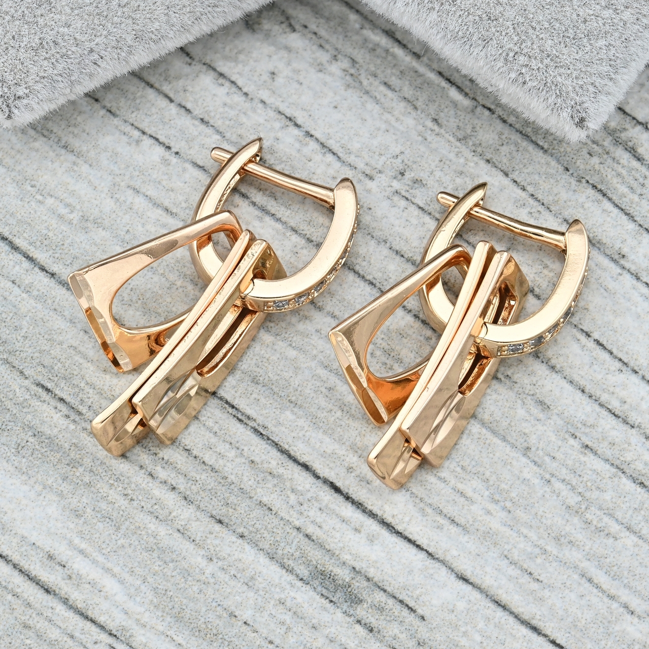 

Серьги Xuping 31701 размер 25х8 мм белые фианиты вес 3.6 г позолота 18К