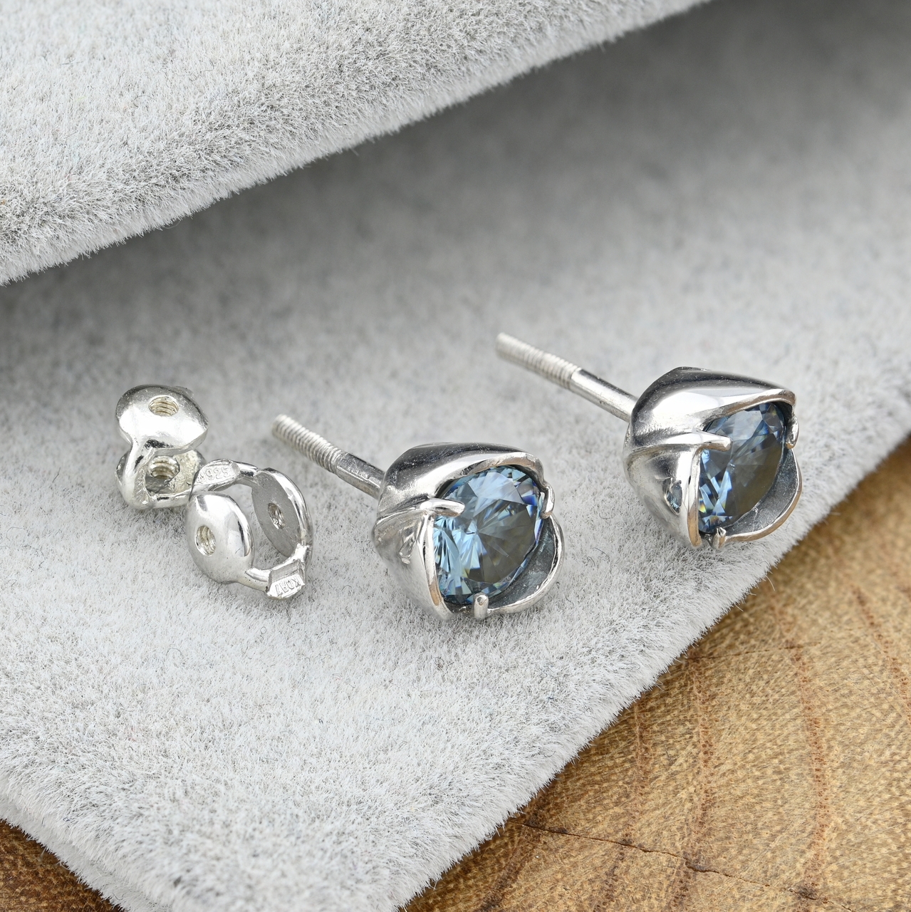 

Серебряные серьги гвоздики ps20360e голубые фианиты размер 8х8 мм вес 2.43 г