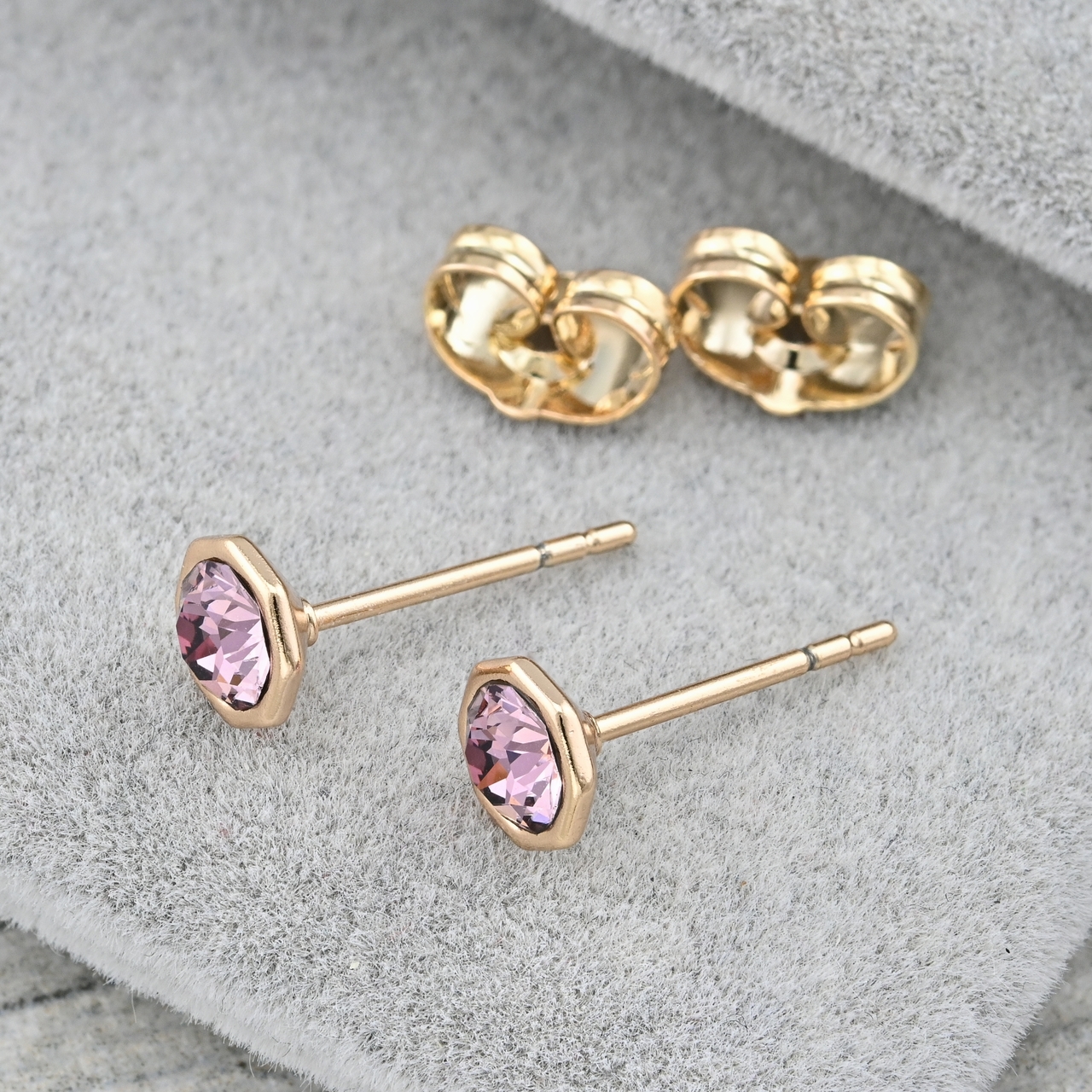 

Серьги Xuping с кристаллами Swarovski 35658 размер 6х6 мм цвет светло розовый вес 1.7 г позолота 18К