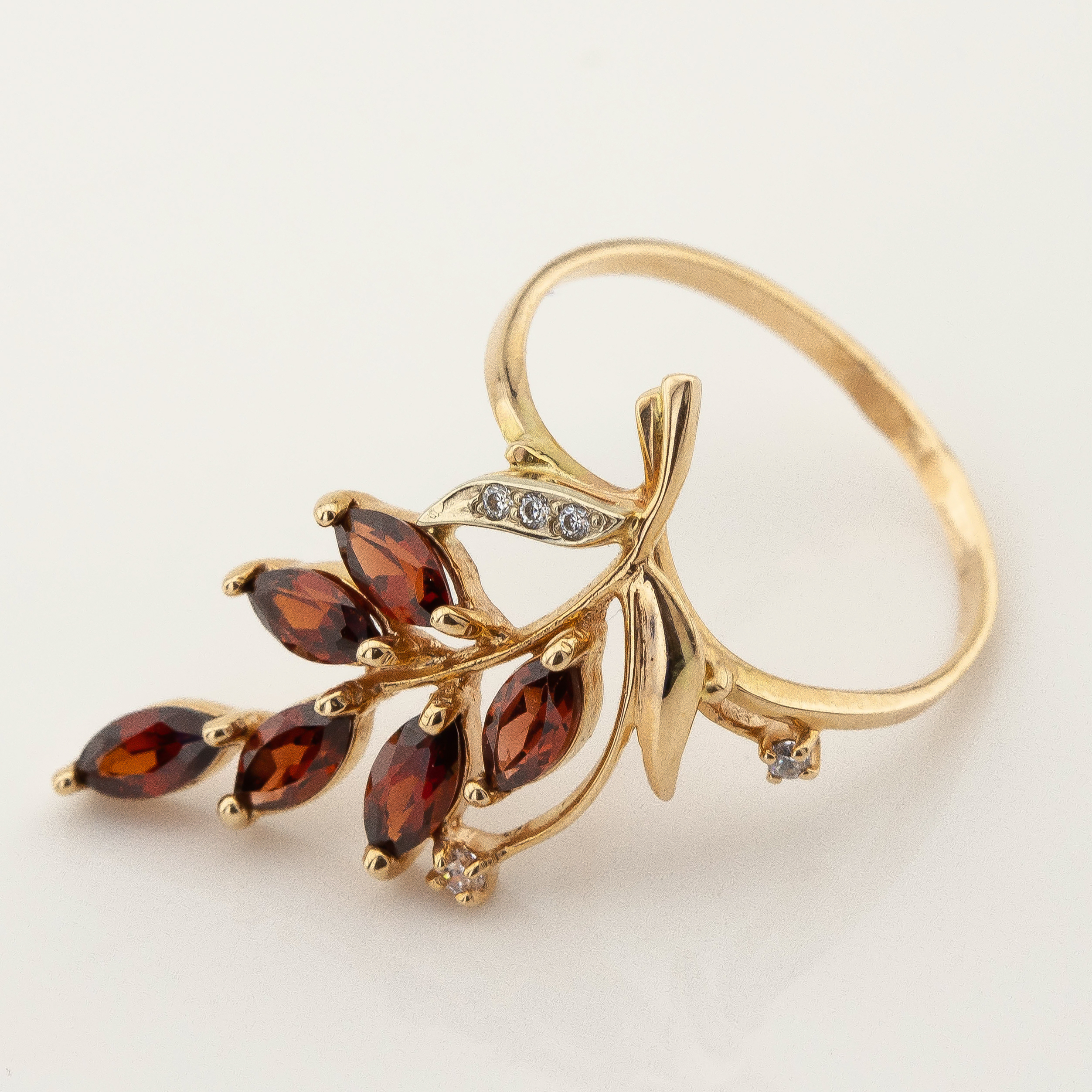 

Золотое кольцо с гранатом и фианитами 11326gr Диамант, 18,5 размер