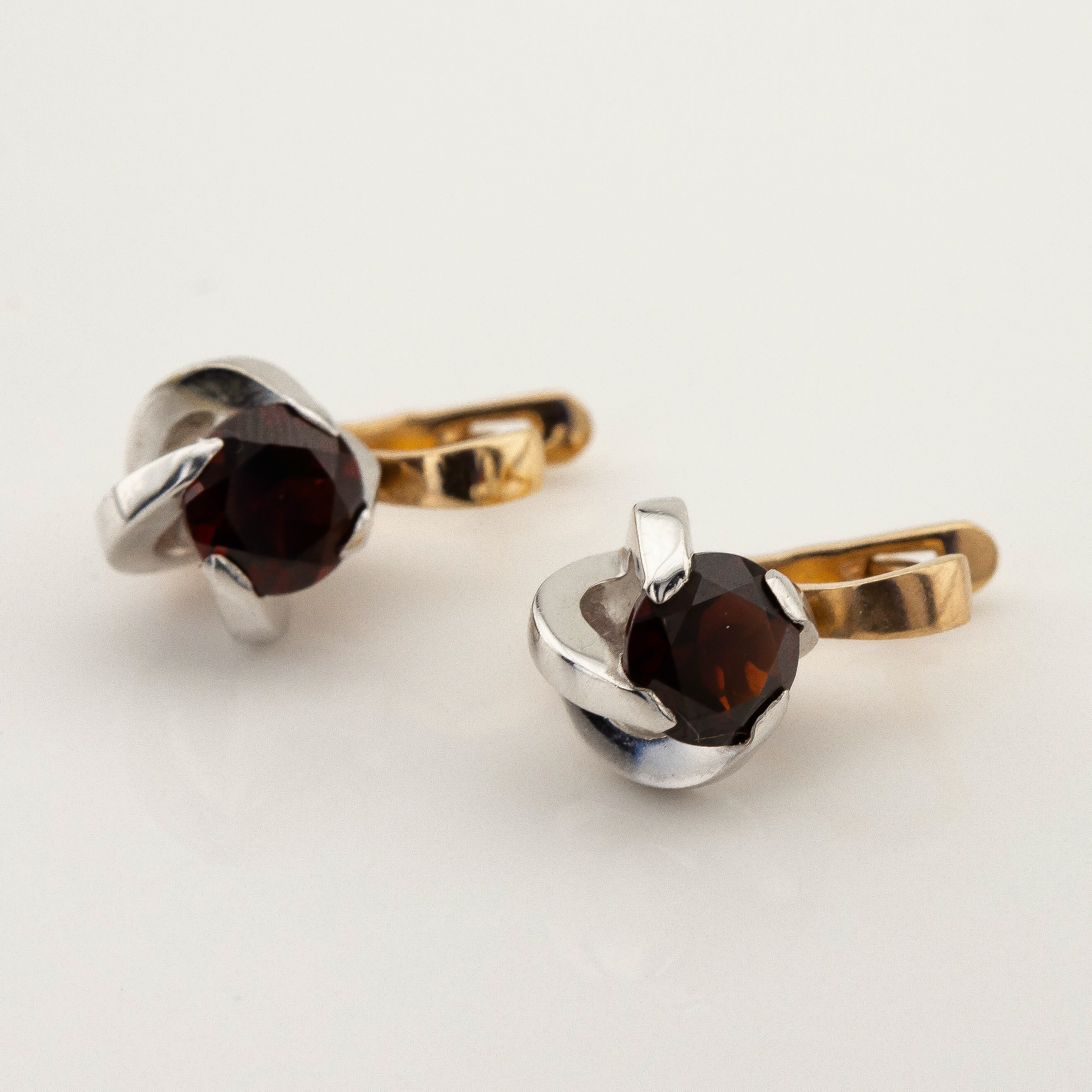 

Золотые серьги с гранатом 12397gr Диамант