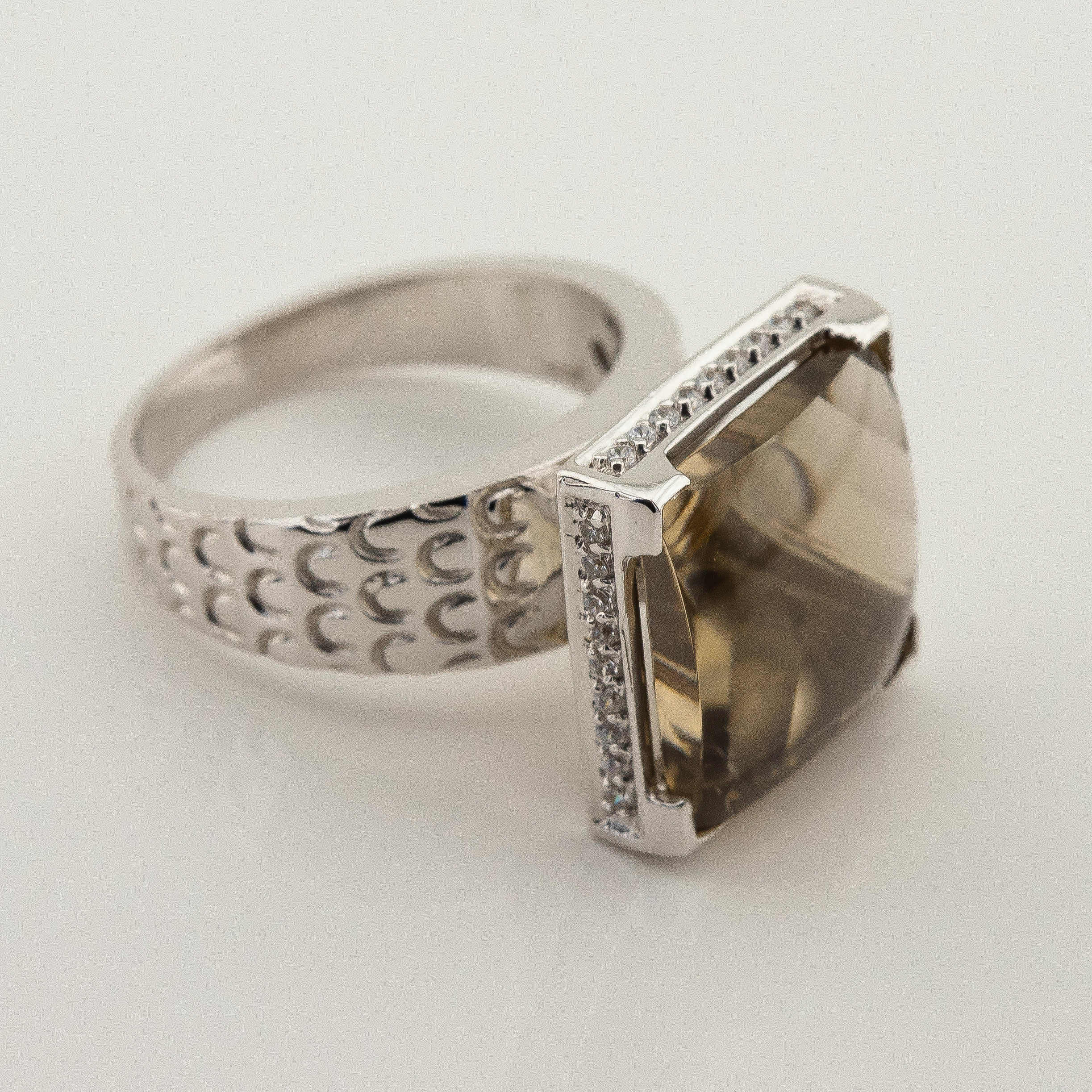 

Золотое кольцо с дымчатым кварцем и фианитами 11348sq Диамант, 17 размер