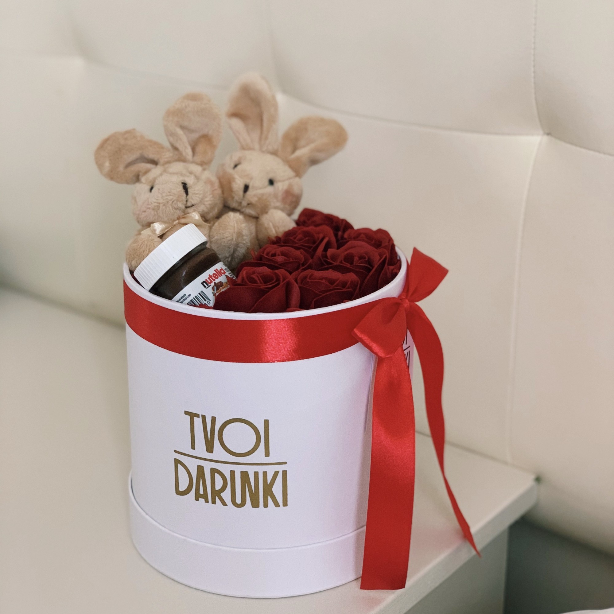 

Подарочный бокс YourGifts с мыльными розами (красными) и мягкими игрушками (зайчиками). Подарок жене. Подарок маме. Подарок девушке