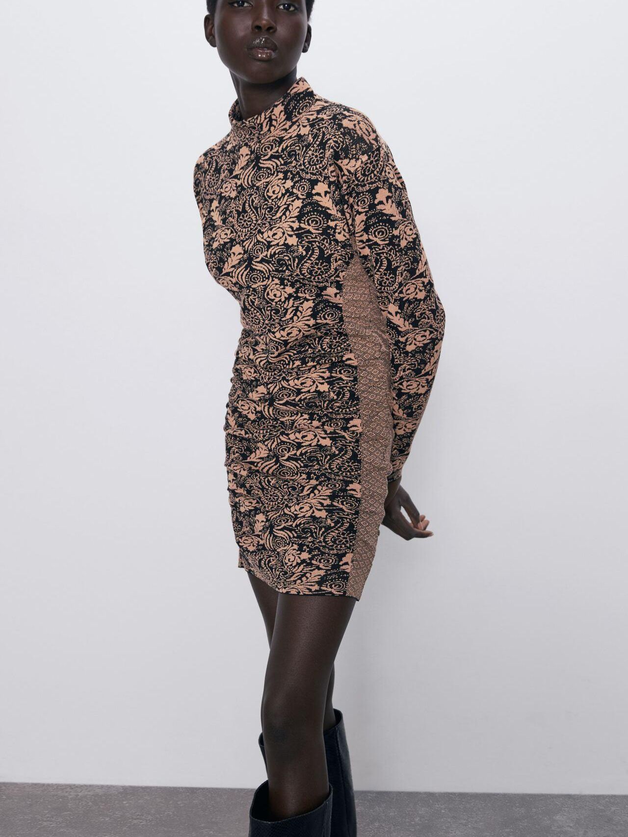 

Платье Zara XAZ266080GMYT  Черное с бежевым, Платье Zara XAZ266080GMYT M Черное с бежевым