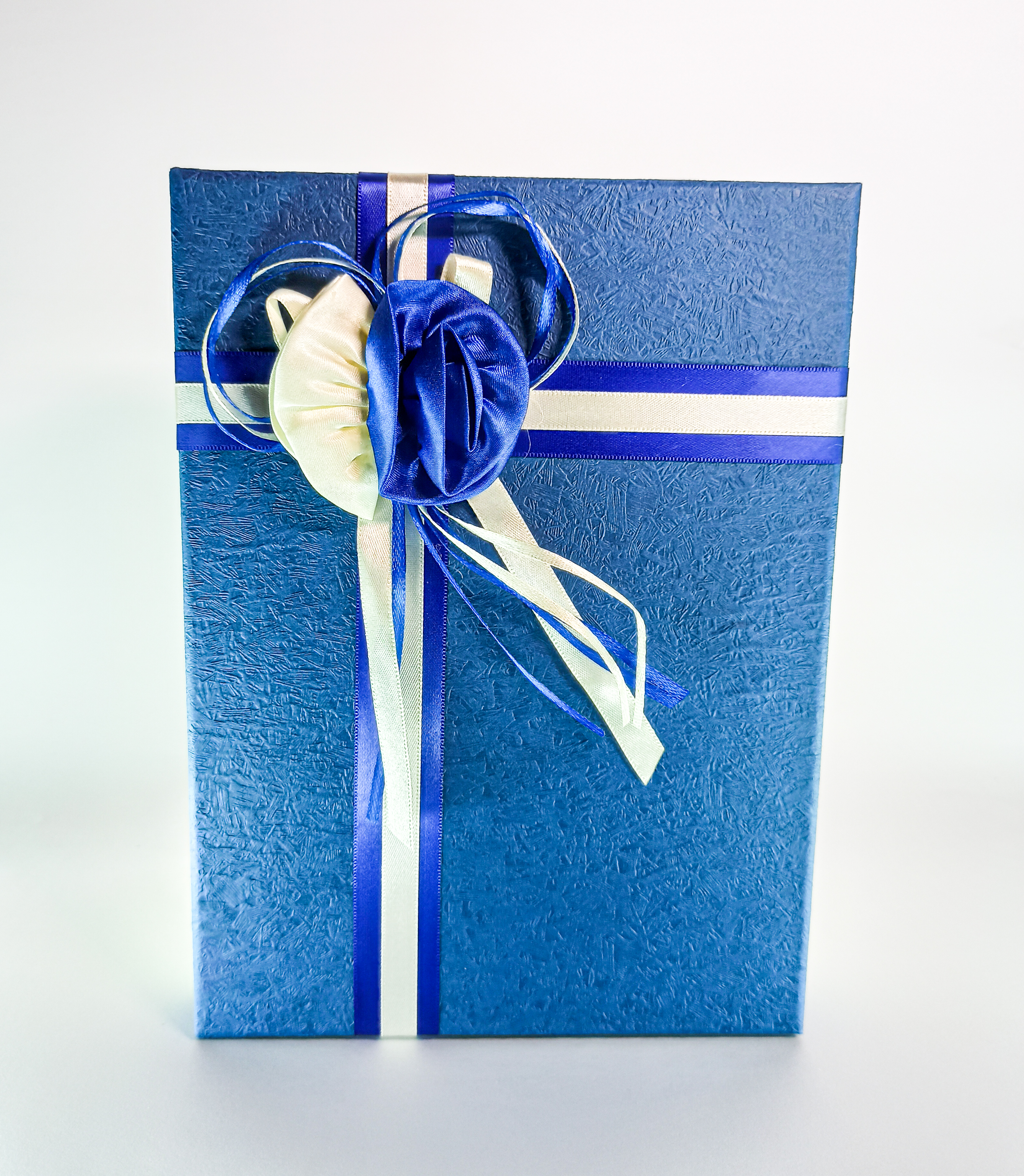 

Подарочная коробка Longqihengfa Синий Бант 16,5х12х22,5 см (Средняя)