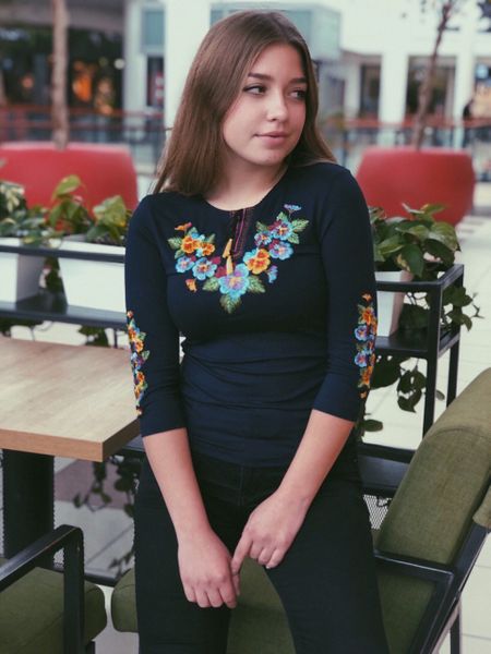 

Жіноча вишиванка Lesia Братчики М на темно-синій тканині 9152109546
