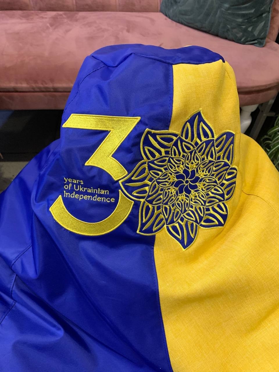 

Кресло Ukraine 30 years of Independent KIWI груша 110x75x80 см 11175846
