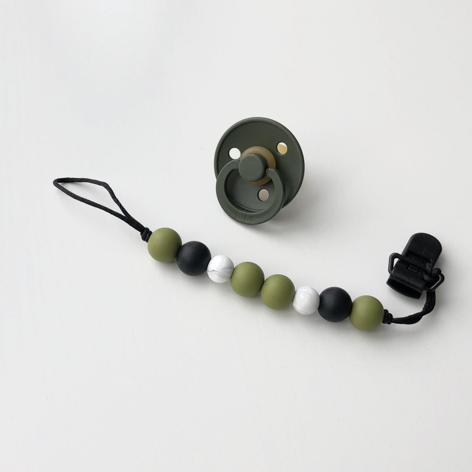 

Пустышка BIBS COLOUR и держатель Баловень Green Army