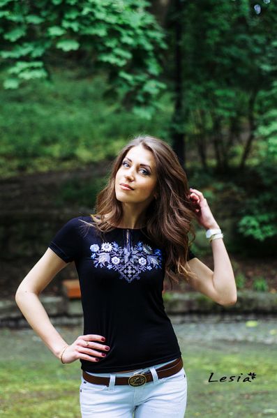 

Жіноча футболка Lesia Лісова пісня голуба розмір  на чорному 9111028548, Жіноча футболка Lesia Лісова пісня голуба розмір L на чорному 9111028548