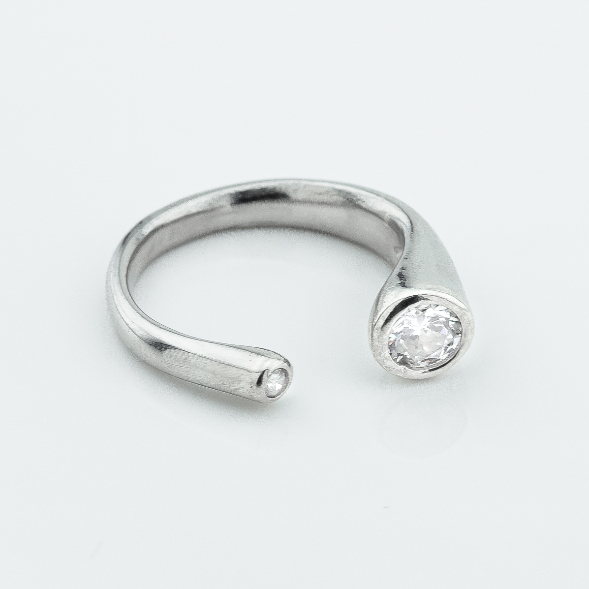 

Серебряное открытое кольцо с фианитами k111789 Диамант, 17 размер