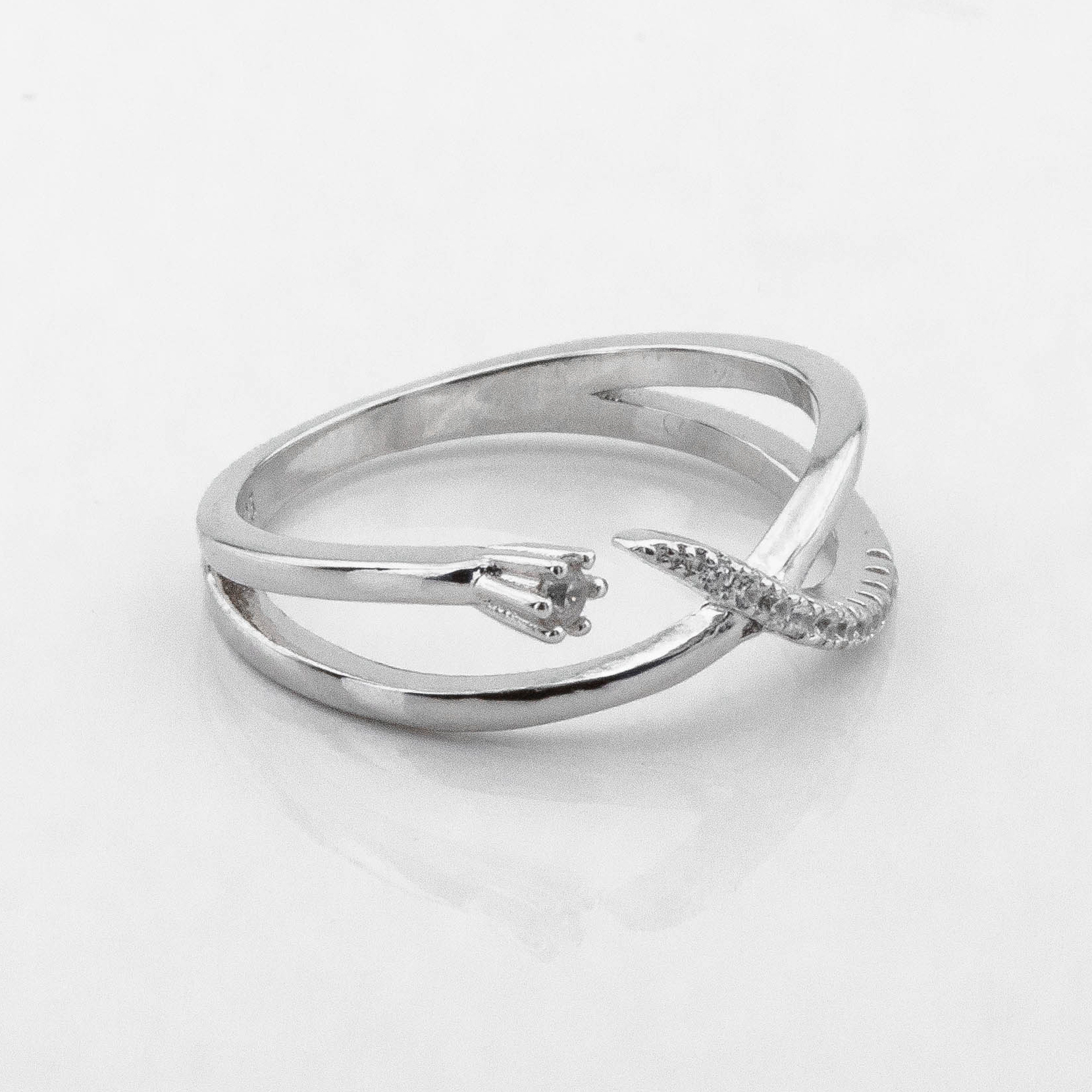 

Серебряное кольцо с фианитами K111697 Диамант, 17 размер