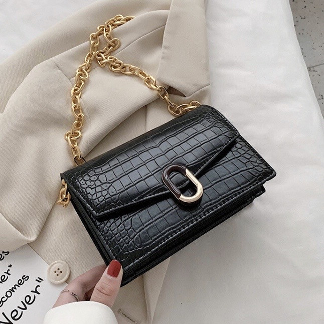 

Женская классическая сумочка кросс-боди на толстой цепочке рептилия крокодил на три отдела черная