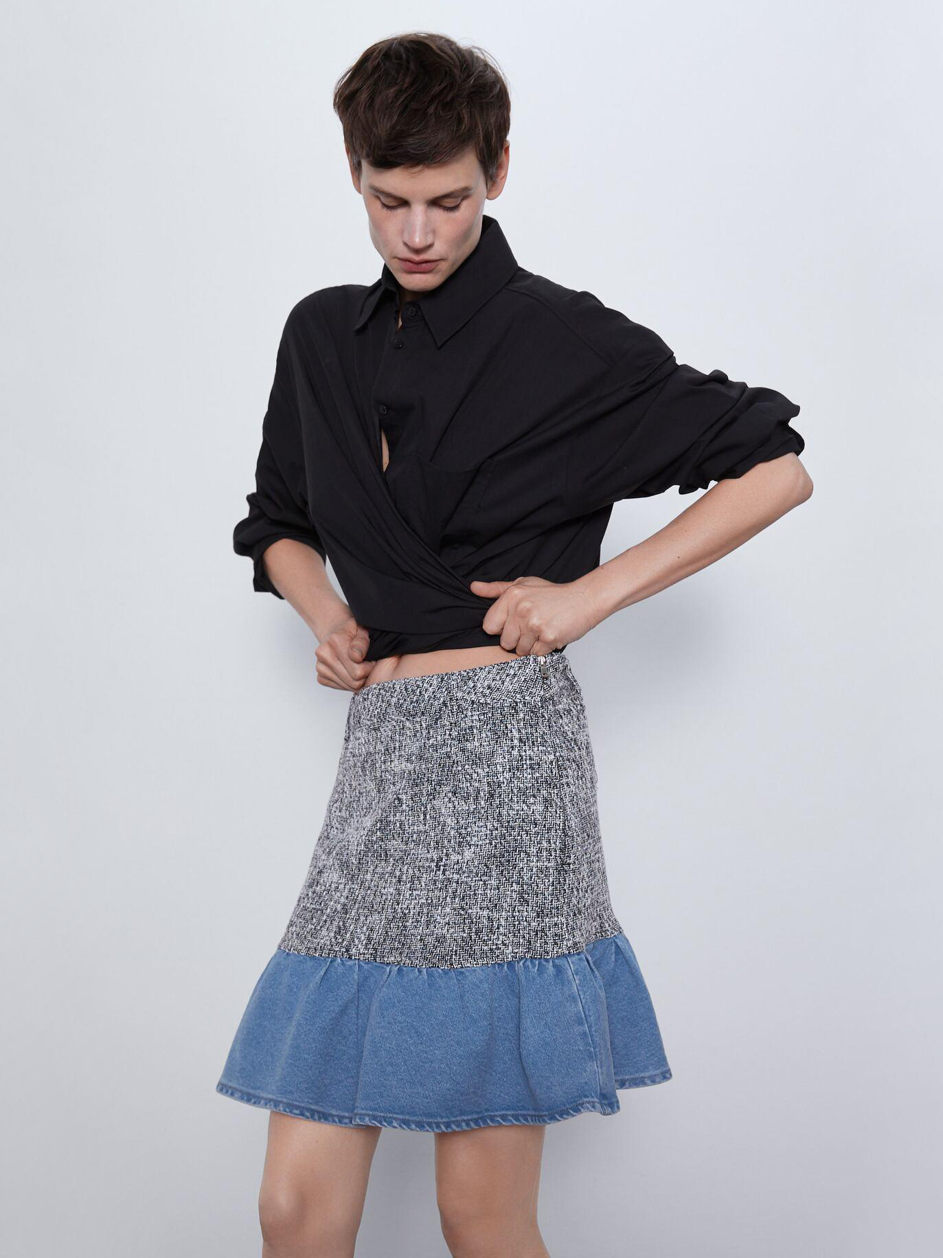 

Юбка Zara XAZ266444GGOJ  Черная с белым и синим, Юбка Zara XAZ266444GGOJ XS Черная с белым и синим