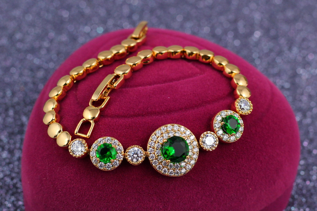 

Браслет Xuping Jewelry с тремя крупными зелеными камнями в ободке из фианитов 18.5 см 15 мм золотистый