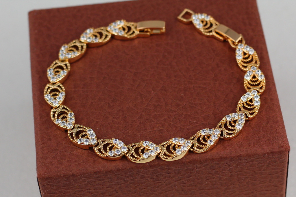 

Браслет Xuping Jewelry лепестки с белыми камнями 20 см 7 мм золотистый