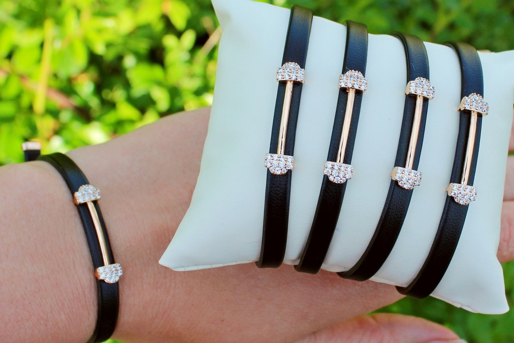 

Браслет Xuping Jewelry кожзам длина регулируется на женскую руку 6 мм золотистый