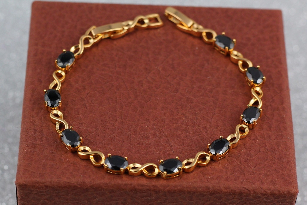 

Браслет Xuping Jewelry восьмерки с черными камнями 17 см 6 мм золотистый
